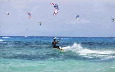 ¿Qué diferencia hay entre el surf a vela y el kitesurf?
